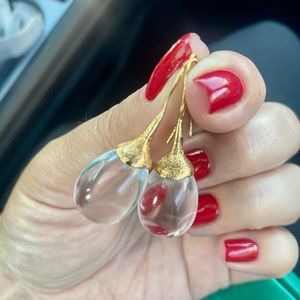 Crystal quartz drop-shaped earrings. Gold-plated hooks.